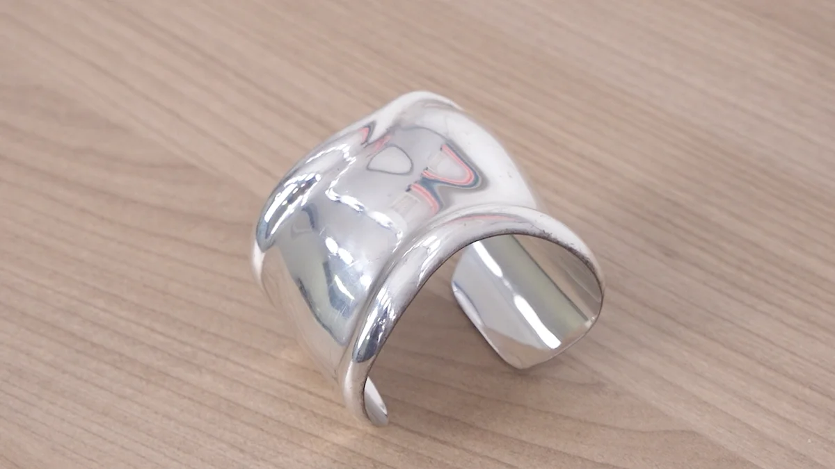 ティファニーの名品ジュエリー「エルサ・ペレッティ™ ボーン カフ ミディアム」の写真