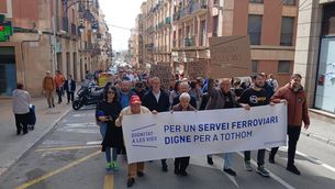 La manifestació de Tarragona contra les incidències a Rodalies avança cap a la delegació del govern