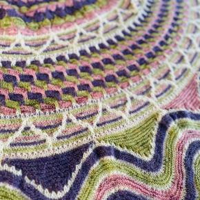 STEPHEN WESTさんの BUBBLY BLOSSOMS SHAWL 完成❣️