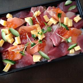 焼津港丸入商店 焼津総本店のまぐろタルタルサンド＆海鮮ちらし寿司