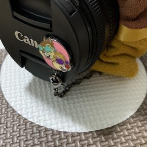 カメラのレンズキャップストラップ、チャラいチプデ（ディズニー）がオシャンティ♪