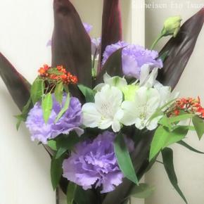 去年花屋で買って来た生花 コルジリネ ユーファルビア トルコキキョウ カーネーション アルストロメリアの花束です