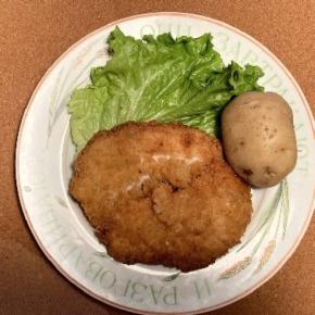 とんかつ肉でシュニッツェル チキンで作ればクリスマス仕様