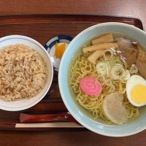 美唄 白樺茶屋 とりめしと塩ラーメンのセット 人気なの分かるわ〜