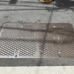 【マンホール蓋】横浜市・東京電力⑫、横浜市・丸㉛