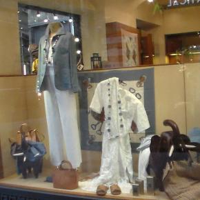 Pescettoのコーディネート2点のショーウィンドー：ホワイトトップスXパンツXブルーグレージャケットXロングネックレス/半袖ホワイトワンピースXロングネックレスXブラウンサンダル☆