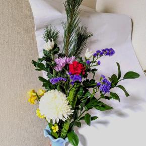 [ピーターパンの日]と年末年始モ-ドがスタ-ト⤴3階の若松入りの仏花はスターチス紫がポイント～♪