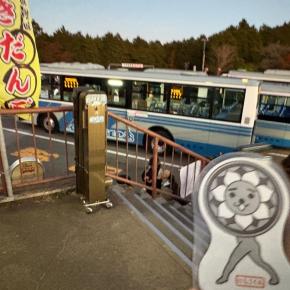 ロープウェーの下の駅に降りたら実はこれが最終バスだったらしいブーン