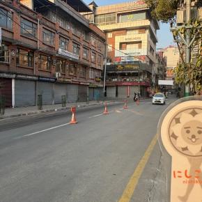 早朝のタメル通りはどこの店もやってないブーン