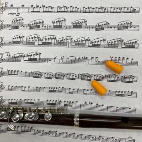 耳栓してピッコロの練習に励む！