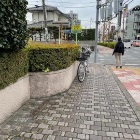 歩道上の謎の自転車