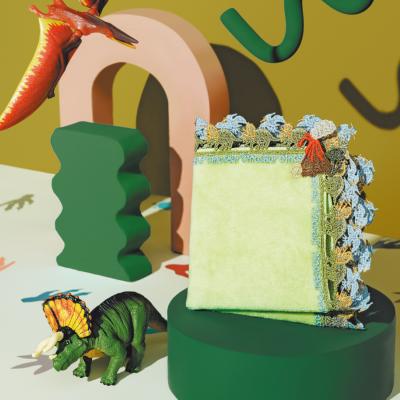 近沢レース店「恐竜」ハンカチが登場！トリケラトプスとプテラノドンをレースで表現