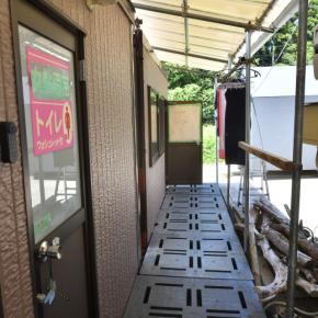 薪ストックヤードのトイレ棟が、ようやく稼働できる状況になった