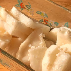 【一晩で完成】塩麹で超簡単べったら漬けレシピ｜切って揉むだけ！大根の余り物消費に最適