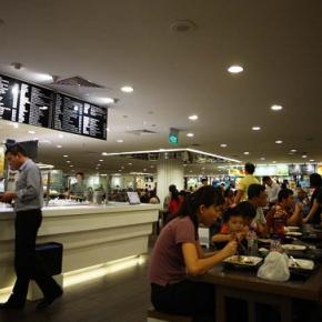 外食ランチはフードコートの2 or 3 Choices !