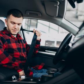 運転免許証はどうやってとる？運転中の注意事項は？