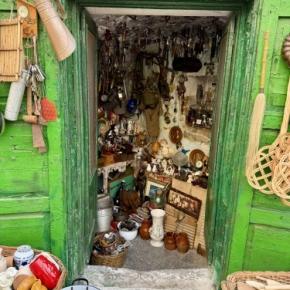 オストゥーニで見つけた、たたみ一畳のガラクタ屋さん