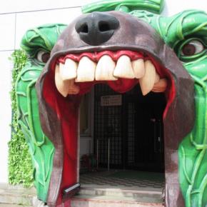 通りすがりにホラーハウスかと思った、夕張市銘産センターです。