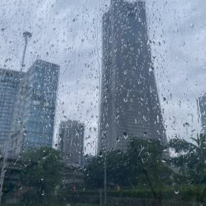 雨に濡れたランドマークタワー