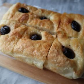 捏ねないパン生地でブラックオリーブフォカッチャを作る