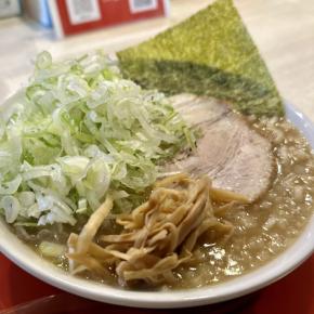 夜に串焼きも始めたとかの大野【麺道 一休】で朝から1日限定10食「豚骨醤油」ネギ増しライス