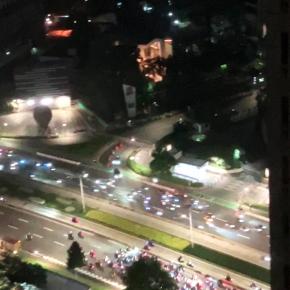 【再】深夜のスディルマン通りから騒音が・・・