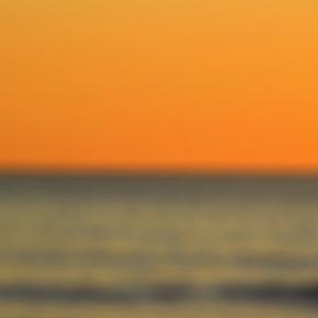 大海原の日の出の風景をぼかしで表現しました。