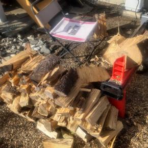 電動薪割り機で薪割り