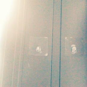 マグネットが付かないところにしっかり貼り付ける。