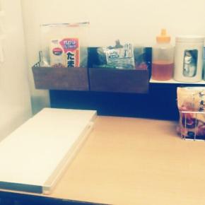 半額だった無印良品と組み合わせて 掃除しやすく取り出しやすい収納。