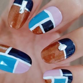 大正ロマンな色使いのブロックネイル