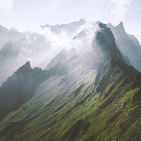 大雨の山の日にヘナ