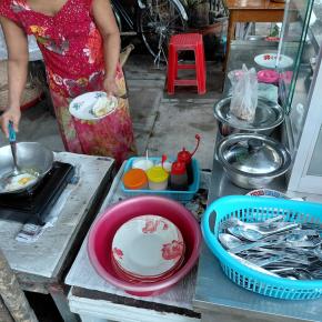 ローカル弁当とイワシのカンズメ飯！