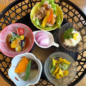 お洒落な古民家で昼食を！「農園カフェ日々木(ひびき)」の”農園かご盛りランチ”