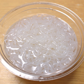 肉じゃがにも！しらたきの下ごしらえ（アク抜き）は茹でないで塩や電子レンジでもOK！