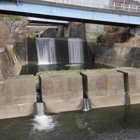 南区下溝の「三段の滝」を見てきました。