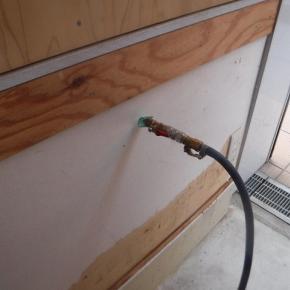 木製の収納扉がかじられたような跡があったので依頼しました