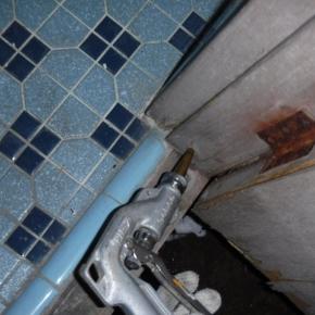 床下の広範囲にシロアリの被害がありました