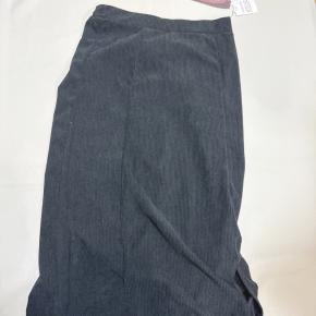 【しまむら】見つけたら即買い必至！コーデュロイナロースカート