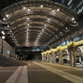 寂しいカラヤン広場のクリスマスツリー