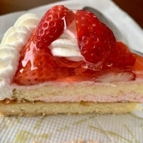 頑張ったご褒美にケーキを食べる