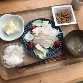 【今日の取り分けご飯】豚の生姜焼き、鶏ハムサラダ