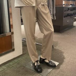 ワイド VS テーパード スラックスの選び方について