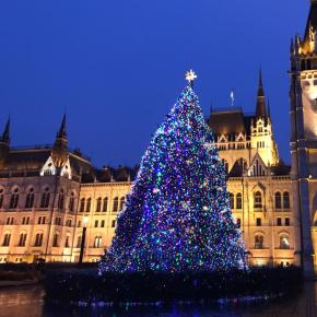 ブダペスト国会議事堂より、メリークリスマス！
