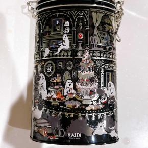 カルディのハロウィン2025「オリジナル ハロウィンキャニスター缶」2024デザイン缶の色違い2種に注目！楽天リーベイツ経由で2.5％還元【楽天リーベイツ：カルディコーヒーファーム オンラインストア】