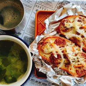 💰️180円🍳あらびき生フランクピザトースト＆レタスとワカメたっぷりスープ―茹で汁再利用―【時短🍴地味ブランチ】