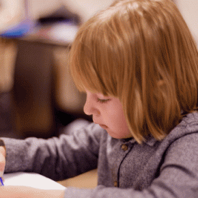 【文字をなぞる効果って？】子供の運筆力・集中力UP！「なぞり書き」で楽しく文字上達するコツ