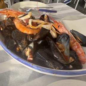 【イタリア・ナポリ旅】海鮮レストラン「O Marenaro」で大盛りのムール貝のスープ