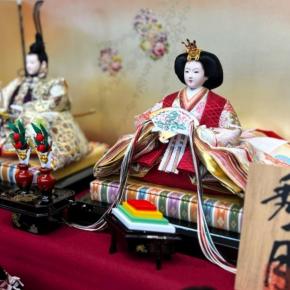 岐阜県本巣市のA様は大阪にお住いの可愛いお孫さんに秀月オリジナルの高級三段飾りのお雛様