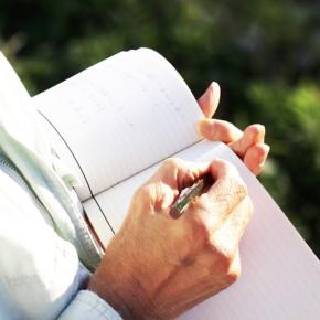 自分史の書き方ガイド｜終活に役立つ構成例と実践ステップを紹介